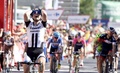 第69回ブエルタ・ア・エスパーニャ（69th Vuelta a Espana）、第4ステージ（マイレナ・デル・アルコールからコルドバ、164.7キロメール）。トップでフィニッシュするジャイアント・シマノ（Giant-Shimano）のヨーン・デーゲンコルプ（John Degenkolb、2014年8月26日撮影）。(c)AFP/JOSE JORDAN