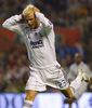 写真は、好機を逃し頭を抱えるレアル・マドリードのデビッド・ベッカム（%%David Beckham%%）。(c)AFP/RAFA RIVAS