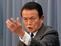 都内の首相官邸で記者会見する麻生太郎（Taro Aso）副総理兼財務相（2013年1月15日撮影）。(c)AFP/Yoshikazu TSUNO
