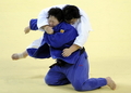 柔道・女子78キロ超級決勝でトウ文（手前）と対戦する塚田真希。（2008年8月15日撮影）(c)AFP/KAZUHIRO NOGI