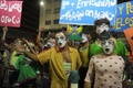 南米ウルグアイの首都モンテビデオ（Montevideo）で、鮮やかな色の衣装と化粧で開幕パレードに参加した人々（2014年1月25日撮影）。(c)AFP/Miguel ROJO