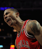 11-12NBAは12日、各地で試合が行われ、シカゴ・ブルズ（Chicago Bulls）は104-99でニューヨーク・ニックス（New York Knicks）に勝利した。

ダンクシュートを決め歓喜するシカゴ・ブルズのデリック・ローズ（Derrick Rose、2012年3月12日撮影）。(c)AFP/Getty Images/Jonathan Daniel