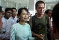 ミャンマー・ヤンゴン（Yangon）の空港で約10年ぶりに再会したアウン・サン・スー・チー（Aung San Suu Kyi）さん（左）と次男のキム・アリス（Kim Aris）氏(中央、2010年11月23日撮影）。(c)AFP/Soe Than WIN
