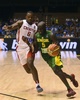 FIBAバスケットボール・ワールドカップ（FIBA Basketball World Cup 2014）、グループB、クロアチア対セネガル。クロアチアのオリバー・ラファイエット（Oliver Lafayette、左）をかわしてドライブを仕掛けるセネガルのエクセーン・ダルメイダ（Xane Dalmeida、2014年9月1日撮影）。(c)AFP/PIERRE-PHILIPPE MARCOU