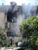 現場で救護活動を行う消防隊員（2017年7月21日撮影）。(c)CNS