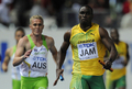 第12回世界陸上ベルリン大会（%%12th IAAF World Championships in Athletics Berlin%%）男子4×100メートル予選。日本は38秒53を記録し、トリニダード・トバゴに次ぐ1組2位で5大会連続の決勝進出を決めた。

　前回優勝の米国は2組1位だったが、第3走のショーン・クロフォード（%%Shawn Crawford%%）からダービス・パットン（%%Darvis Patton%%）へのバトン受け渡しが規定の範囲を越えていたため、失格処分となった。写真は予選3組に臨むジャマイカのドワイト・トーマス（%%Dwight Thomas%%、右）。（2009年8月21日撮影）(c)AFP/OLIVIER MORIN
