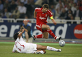 ミランのアレッサンドロ・ネスタ（%%Alessandro Nesta%%）のタックルを避けるリバプールのスティーブン・ジェラード（%%Steven Gerrard%%、右）。(c)AFP/OLIVIER MORIN