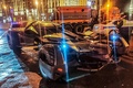 ロシア首都モスクワで、「バットモービル」そっくりな車の横に立つ警察官ら。ロシア内務省提供（2020年2月22日撮影、25日提供）。(c)AFP PHOTO / SOURCE / RUSSIAN INTERIOR MINISTRY