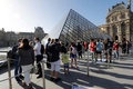 フランスのパリで、営業再開したルーブル美術館を訪れる人々（2020年7月6日撮影）。(c)FRANCOIS GUILLOT / AFP