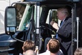 米首都ワシントンのホワイトハウスで、トラックの運転席に座るドナルド・トランプ大統領（2017年2月23日撮影）。(c)AFP/JIM WATSON