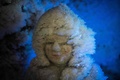 ロシアのシベリア東部ヤクーツクのメルニコフ永久凍土研究所の地下にある永久凍土研究史博物館で、氷の結晶に覆われたクリスマス飾りをした人形（2018年11月26日撮影）。(c)Mladen ANTONOV / AFP