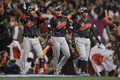 第2回ワールド・ベースボール・クラシック（%%2009 World Baseball Classic%%）決勝、韓国戦で10回にイチロー（%%Ichiro Suzuki%%）の2点適時打で本塁へ生還して喜ぶ日本の内川聖一（%%Seiichi Uchikawa%%、中央）と岩村明憲（%%Akinori Iwamura%%、右）。（2009年3月23日撮影）(c)AFP/Getty Images/Kevork Djansezian