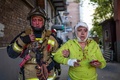 ウクライナの首都キーウで、ロシアによる攻撃で負傷した女性を避難させる救助隊。ウクライナ非常事態庁提供（2022年10月10日撮影）。(c)AFP PHOTO / UKRAINIAN STATE EMERGENCY SERVICE