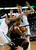 09-10NBA、ボストン・セルティックス（%%Boston Celtics%%）対シカゴ・ブルズ（%%Chicago Bulls%%）。試合はブルズが96-83でセルティックスを下し、3連勝した。写真はセルティックスのポール・ピアース（%%Paul Pierce%%）とブライアン・スカラブリニ（%%Brian Scalabrine%%）に囲まれるブルズのデリック・ローズ（%%Derrick Rose%%）。（2010年1月14日撮影）(c)AFP/Getty Images/Elsa