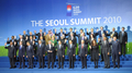 韓国ソウルで11日から開かれていた主要20カ国・地域（G20）首脳会議で記念撮影に臨む首脳陣（2010年11月12日撮影）。(c)AFP/Philippe Wojazer
