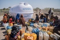 複数の地震に見舞われたエチオピアで、アワッシアルバに設けられた仮設キャンプで給水を待つ避難住民（2025年1月11日撮影）。(c)Amanuel Sileshi / AFP
