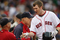 09MLB、ボストン・レッドソックス（%%Boston Red Sox%%）対オークランド・アスレチックス（%%Oakland Athletics%%）。試合はレッドソックスが5-2で勝利した。写真は2回、左翼へ同点本塁打を放ち、テリー・フランコナ（%%Terry Francona%%）監督（左）と握手を交わすレッドソックスのジェイソン・ベイ（%%Jason Bay%%）。（2009年7月7日撮影）(c)AFP/Getty Images/Elsa