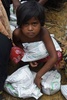 バングラデシュ・ウキア近くの難民キャンプで食事の配給を待つロヒンギャ難民の子ども（2017年9月27日撮影）。(c)AFP/DOMINIQUE FAGET
