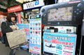 任天堂（Nintendo）は8日、家庭用ゲーム機「Wii」の第2世代となる「Wii U」を発売した。全国の家電販売店には同ゲーム機をいち早く手にしようと数百人が列を成した。

写真は、都内の販売店で「Wii U」を購入した人（2012年12月8日撮影）。(c)AFP/Toru YAMANAKA