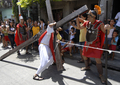 2008年3月20日、フィリピンのMandaluyongで、イースター（Easter、復活祭）の行事の一環で、キリスト受難を再現するカトリック教徒。(c)AFP/LUIS LIWANAG