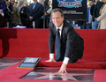 ハリウッドの殿堂「ウォーク・オブ・フェーム（Hollywood Walk of Fame）」入りを果たし、記念セレモニーに出席した俳優キーファー・サザーランド（Kiefer Sutherland、2008年12月9日撮影）。(c)AFP/GABRIEL BOUYS