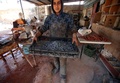 パレスチナ自治区ヨルダン川西岸（West Bank）のエリコ（Jericho）近くにあるデイル・ハジラの修道院（Hejleh monastery）で、モザイク画を制作する専門家の男性（2014年2月19日撮影）。(c)AFP/ABBAS MOMANI