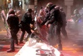 スペイン北東部カタルーニャ自治州のバルセロナで、中央政府の警官に支持を示す集会への対抗デモに参加した分離派と衝突する地元警官（2018年9月29日撮影）。(c)Pau Barrena / AFP