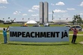 ブラジルの首都ブラジリアで行われたジャイル・ボルソナロ大統領の退陣を求めるデモで、横断幕を掲げる参加者ら（2021年1月23日撮影）。(c)Sergio Lima / AFP