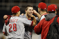 米大リーグ（MLB）、シンシナティ・レッズ（Cincinnati Reds）のホーマー・ベイリー（Homer Bailey）が28日、ピッツバーグ・パイレーツ（Pittsburgh Pirates）戦に先発登板し、チームでは24年ぶりとなるノーヒットノーランを達成した。試合はレッズが1-0で勝利している。

ノーヒットノーランを達成し、チームメイトに祝福されるシンシナティ・レッズのホーマー・ベイリー（2012年9月28日撮影）。(c)AFP/Getty Images/Justin K. Aller