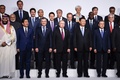 大阪で開催中の20か国・地域（G20）首脳会議の歓迎行事で、記念撮影に臨む参加国・国際機関の代表者（2019年6月28日撮影）。(c) Brendan Smialowski / AFP