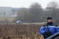 仏パリ（Paris）北東郊外のダマルタンアンゴエル（Dammartin-en-Goele）で、人質立てこもり事件が起きた現場周辺を巡回する警察官（2015年1月9日撮影）。(c)AFP/JOEL SAGET