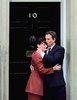 就任当日に英ロンドンの首相官邸前で妻のシェリー氏と抱き合うトニー・ブレア首相（1997年5月2日撮影）。(c)MICHEL GANGNE / AFP