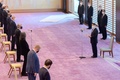 皇居で国際オリンピック委員会（IOC）関係者らと面会される天皇陛下（右）。宮内庁提供（2021年7月22日撮影・公開）。(c)AFP PHOTO / Imperial Household Agency