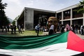仏グルノーブル政治学院で、広げられた巨大なパレスチナの旗（2024年4月30日撮影）。(c)JEFF PACHOUD / AFP