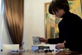 オランダの首都アムステルダムの自宅で写真撮影に応じるローラン・シモンズ君（2019年11月21日撮影）。(c)Kenzo TRIBOUILLARD / AFP