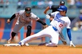 24MLB、ロサンゼルス・ドジャース対サンフランシスコ・ジャイアンツ。4回に二塁打を放ち、ベースに滑り込むロサンゼルス・ドジャースの大谷翔平（2024年7月25日撮影）。(c)Jayne Kamin-Oncea/Getty Images/AFP