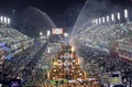 ブラジル・リオデジャネイロ（Rio de Janeiro）のカーニバル会場「サンボドロモ」をパレードするサンバチーム「ウニドス・ダ・チジュッカ（Unidos da Tijuca）」（2014年3月4日撮影）。(c)AFP/TASSO MARCELO LEAL