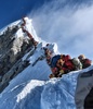 登頂を目指す人々で混雑するエベレスト山頂付近（2019年5月22日撮影）。(c)AFP PHOTO / PROJECT POSSIBLE