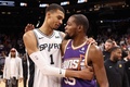 23-24NBA、フェニックス・サンズ対サンアントニオ・スパーズ。試合後に言葉を交わすフェニックス・サンズのケビン・デュラント（右）とサンアントニオ・スパーズのビクター・ウェンバンヤマ（2023年11月2日撮影）。(c)Christian Petersen/Getty Images/AFP