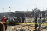 爆弾積んだ車が兵士ら運ぶ列車に衝突、24人死亡 パキスタン当局