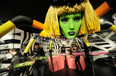 レディー・ガガのクリスマス・ワークショップ、NYバーニーズにオープン