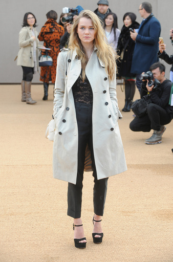 スキ・ウォーターハウスの妹がランウェイデビュー