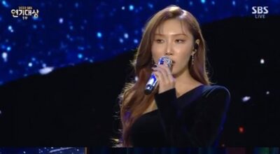 MAMAMOOファサ、黒ドレスで静かに「LMN」を歌い…イ・ソンギュンに捧げる