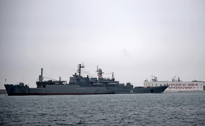 ウクライナ軍、ロシア大型揚陸艦2隻を攻撃 クリミア