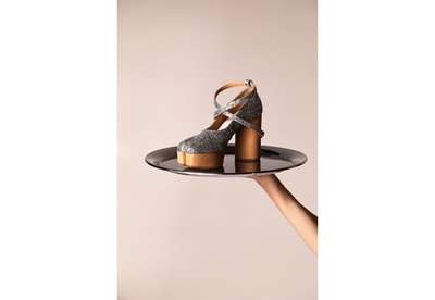 「メゾン マルジェラ」”タビ”シューズのポップアップ、阪急うめだ本店で開催