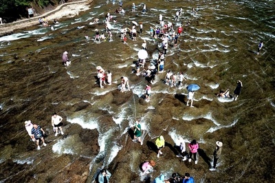 つかの間の涼を…天然の水上楽園「白水洋」 福建省