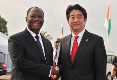 安倍首相コートジボワールに到着、中国外相もアフリカ歴訪