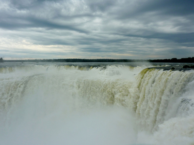 イグアス滝、水量ピーク迎える