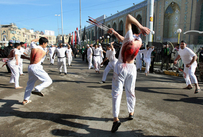 「アーシューラー」、聖地で自責の行進が行われる - イラク
