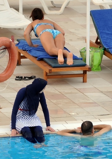 イラン人女性の遠泳記録、イスラム法に反する着衣で無効